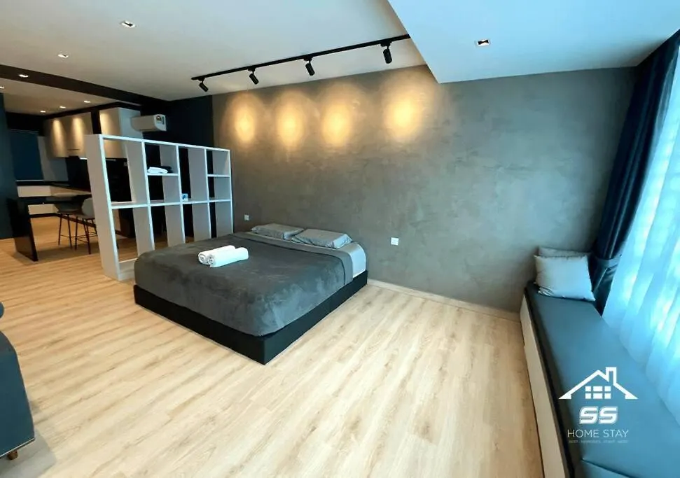Austin Studio Queen Bed Джохор-Бару